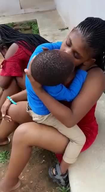 亚洲乱伦八尺黑童小男孩与黑姑当着妈妈面舌吻视频