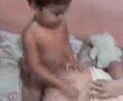 亚洲乱伦四岁小男孩学习爸爸操妈妈的性交姿势视频