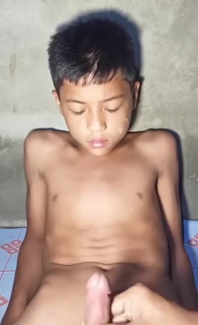 初中生小男孩被亚洲兽妈乱伦撸着大鸡巴打飞机高潮喷精视频