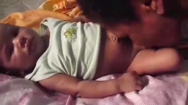 家庭禁忌亚洲乱伦，2岁幼童小男孩嫩鸡巴大到惊人视频