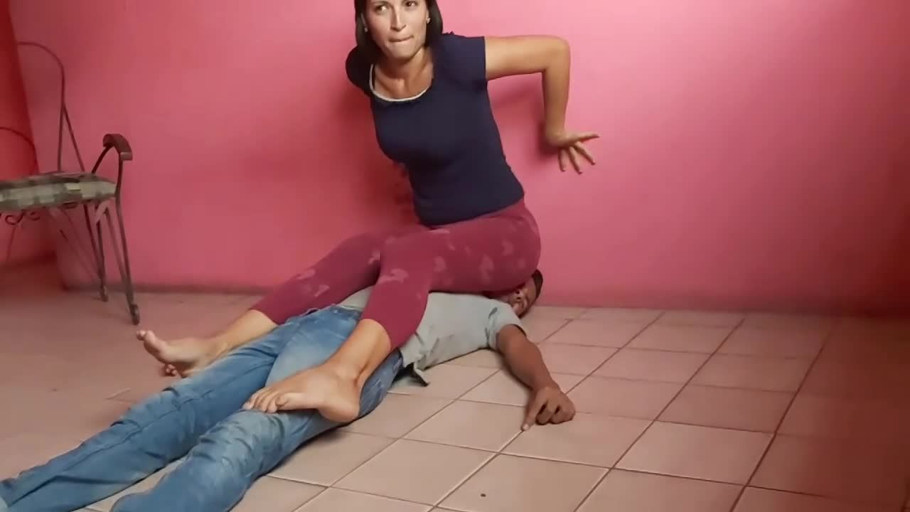 调皮的亚洲小男孩被妈妈惩罚乱伦过程中遭受暴力侵犯视频