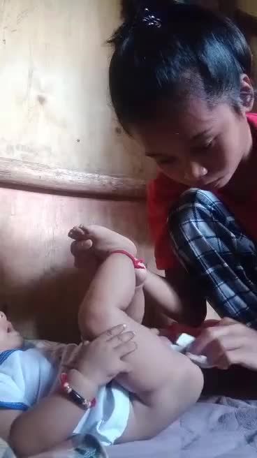 还在穿尿不湿的幼童小男孩被非洲黑人宝妈舔鸡巴乱伦视频