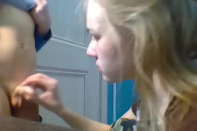 金发少妇母子乱伦,饥渴的欧美骚妈疯狂舔舐小男孩嫩屌视频