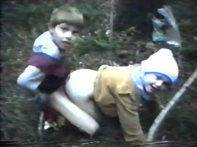 小屁孩在户外森林兄妹乱伦,欧美小男孩老汉推车肏妹妹视频