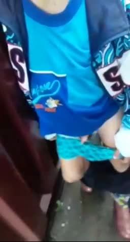 欧美小男孩和两个同班小女孩在户外集装箱乱伦视频