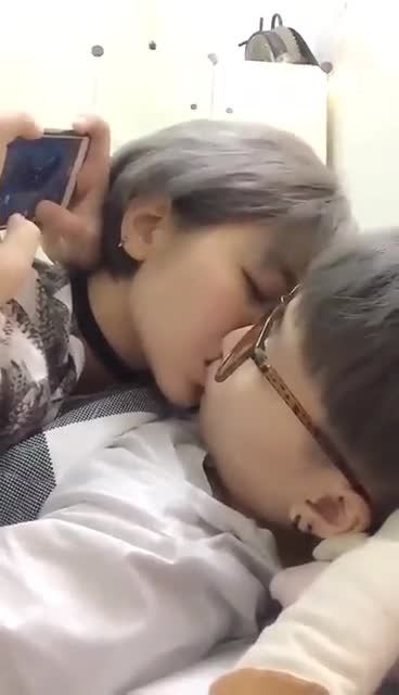 气质少妇阿姨乱伦爱玩游戏的小男孩被骗过去亲嘴国产视频