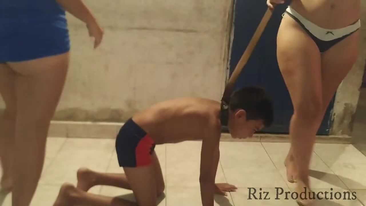 禁区乱伦两个亚洲少妇凌辱霸凌把小男孩当成狗一样虐待视频