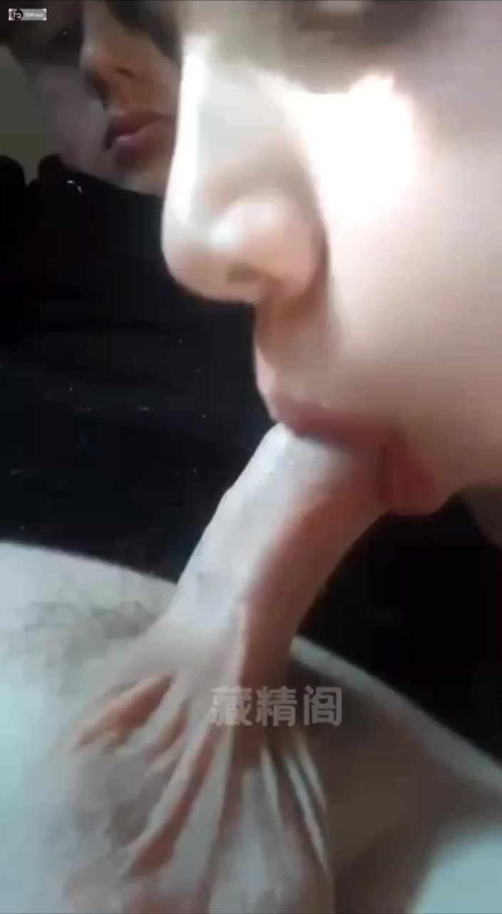 欧美稚嫩小男孩被禽兽姐姐乱伦疯狂吸吮小肉棒越吸越硬视频