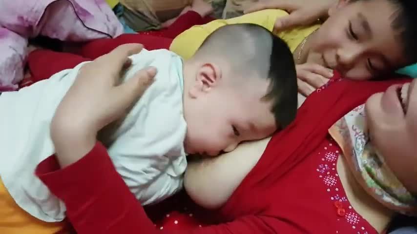 寂寞的寡妇母爱泛滥乱伦邻居亚洲小男孩吃奶体验当妈妈视频