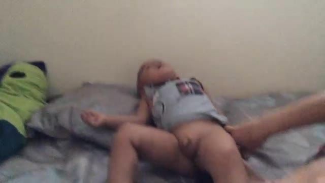 史上最强乱伦-亚洲四岁光头小男孩午睡时被兽母趁机舔屌舔屁视频