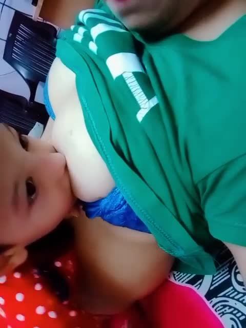 母性泛滥的亚洲村妇乱伦把隔壁家一年级小男孩骗到家中吃奶视频