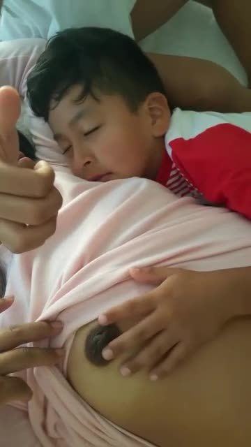亚洲乱伦一家四口骚到离谱父女调教熟睡小男孩抚摸妈妈的黑乳头视频