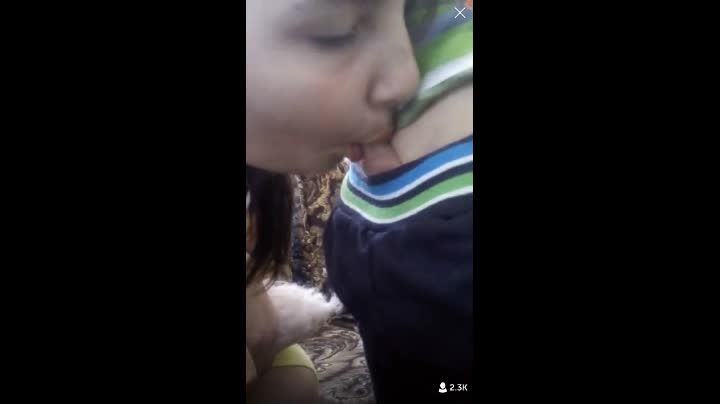 真实的欧美白人家族乱伦单亲少妇晚上把小男孩叫进来舔鸡巴视频