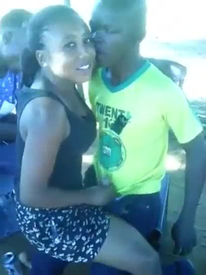 大庭广众之下两个亚洲黑人乱伦光头小男孩被当众撸管喷精视频