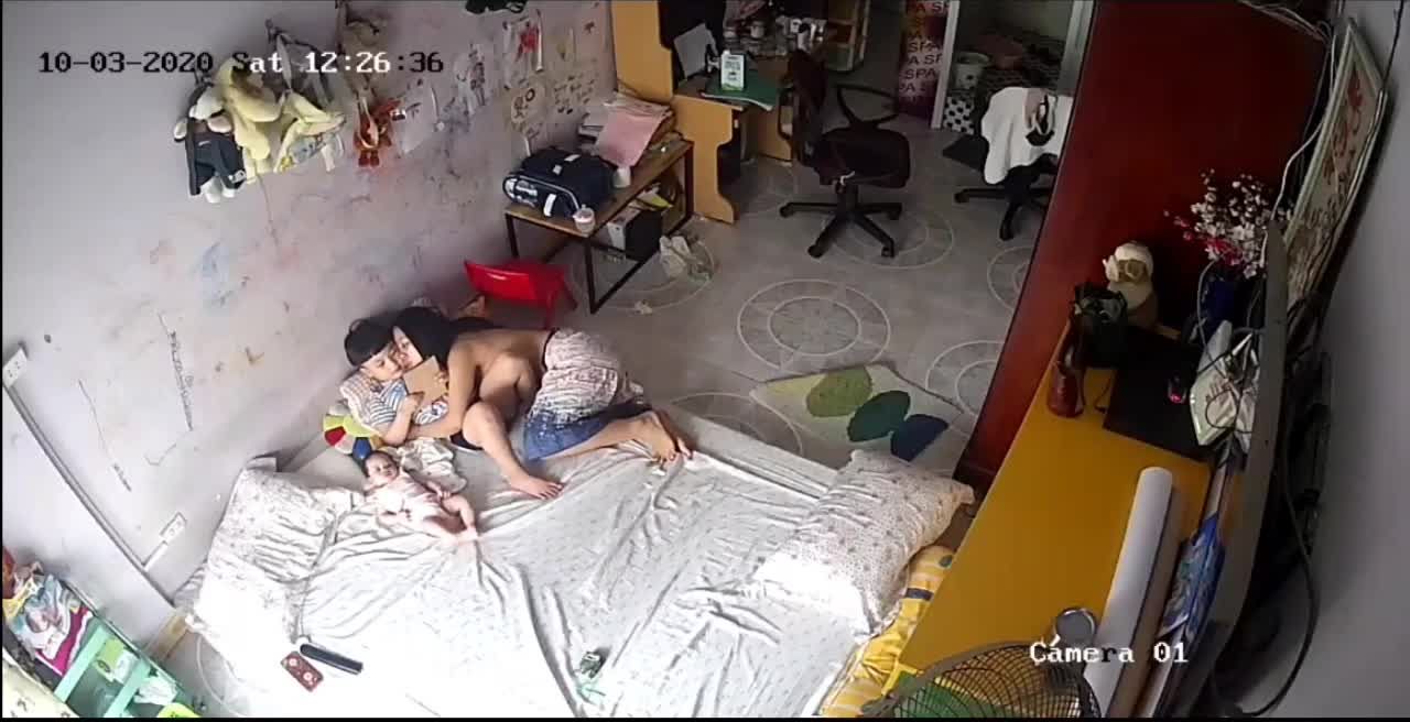 家庭摄像头破解喜欢嫩鸡巴的国产宝妈少妇乱伦五年级小男孩视频