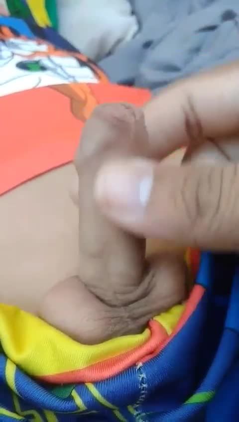 小男孩被隔壁亚洲少妇乱伦手机诱骗嫩鸡巴撸到硬邦邦视频