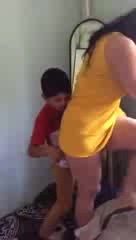 亚洲乱伦-八岁幼男强制把妈妈推到到床上激情母子视频