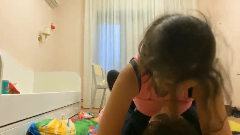 真实姐弟乱伦欧美小男孩被姐姐骑在身上抓着奶子隔空打牛性交视频