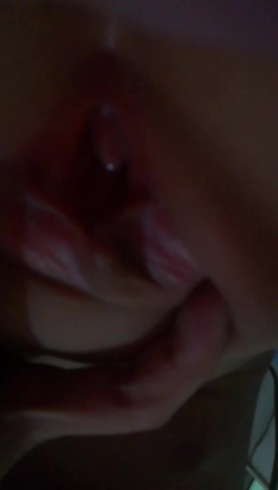 10岁幼女趁父母不在家中视频被PUC裸体拍摄白虎小穴视频