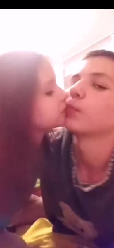 色欲熏心的小男孩兄妹乱伦和欧美五岁妹妹在房间自拍大秀恩爱亲嘴视频