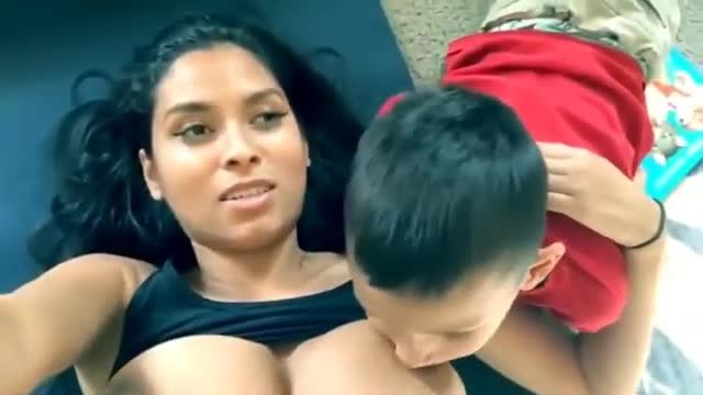 紧身瑜伽裤亚洲爆乳荡妇乱伦两个幼童小男孩左拥右抱吸巨奶视频