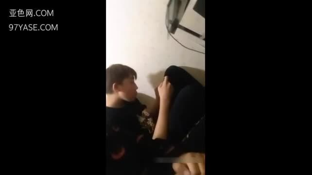 国产乱伦儿子带着小男孩同学在宾馆可把骚妈伺候爽了视频