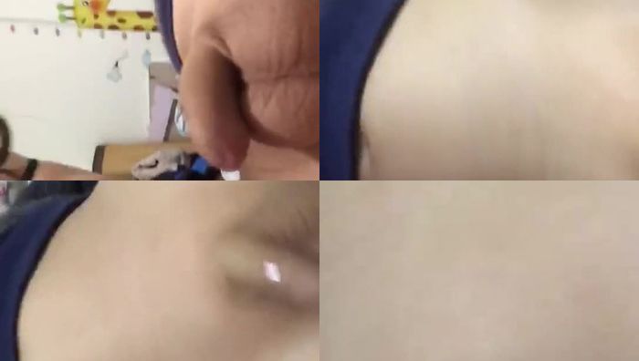 色迷心窍的国产荡妇用黑丝美腿乱伦三年级小男孩嫩鸡巴足交视频