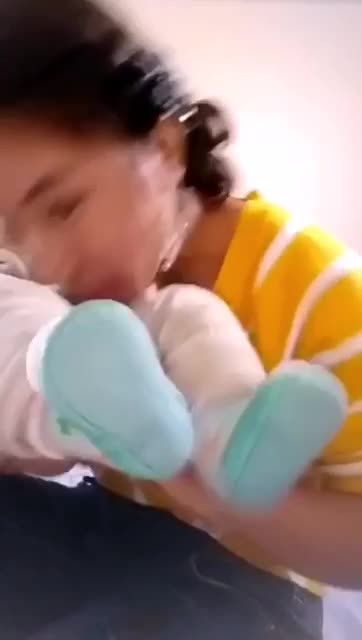 令人毁三观国产母狗骚到离谱抱着1岁大的小男孩乱伦吃鸡巴视频