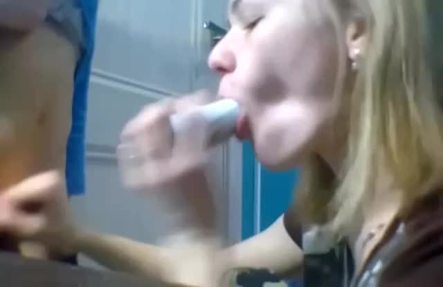 欧美初中生小男孩打飞机被阿姨发现主动帮助解决生理需求乱伦视频