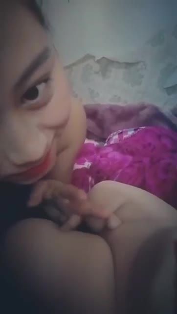 长得好看的国产小姨十有九骚在家和2岁小男孩乱伦舔鸡巴视频