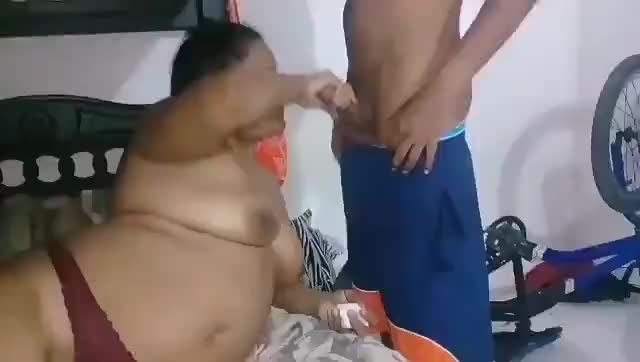 亚洲禁忌乱伦刚放学小男孩就被农村大妈索取舔屌撸鸡巴视频