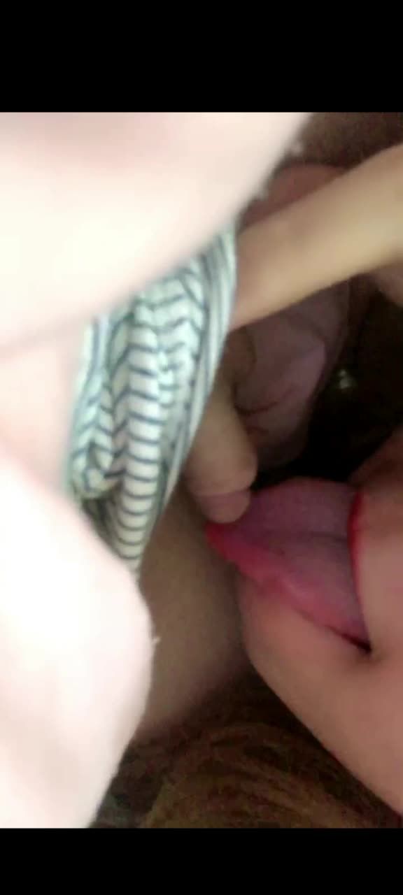 骚到骨子里小姨看着小男孩稚嫩童子鸡用手抠淫穴乱伦舔鸡巴视频