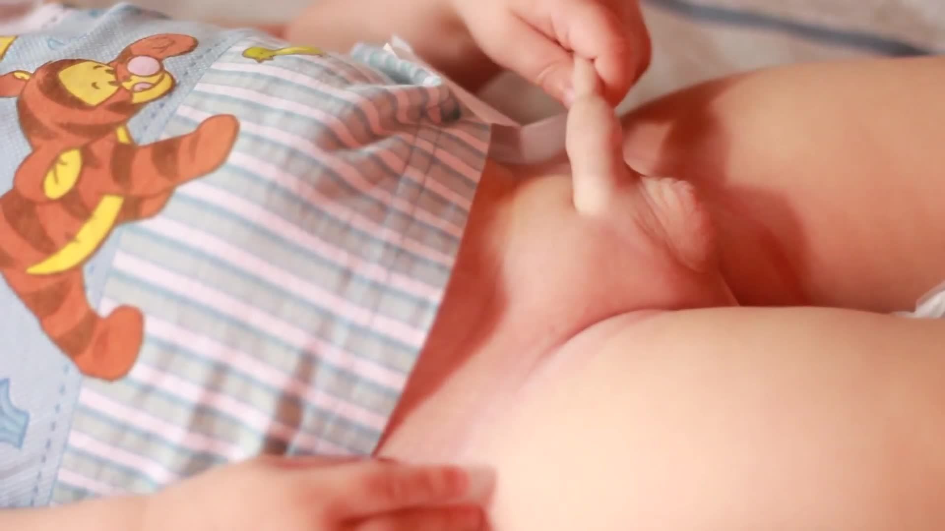 奶声奶气的小男孩被变态小姑乱伦戏弄玩童子鸡嫩屌视频