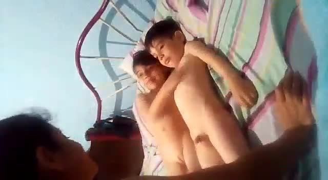 家有儿女淫荡母亲唯独偏爱小男孩的养生童子鸡乱伦吃鸡巴视频