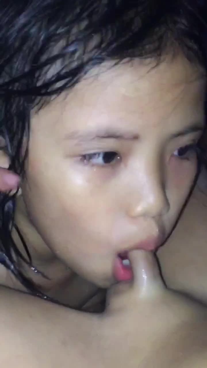 变态骚妈调教姐弟乱伦小男孩躺在床上享受姐姐小嘴唇舔鸡巴视频