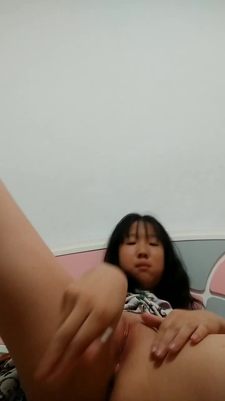 贵州小女孩用棉签自慰玩弄一线天白虎穴视频