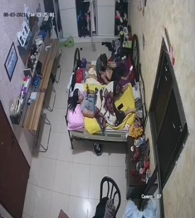 淫荡的一家三口母亲看色情片自慰小男孩在边上乱伦操姐姐视频