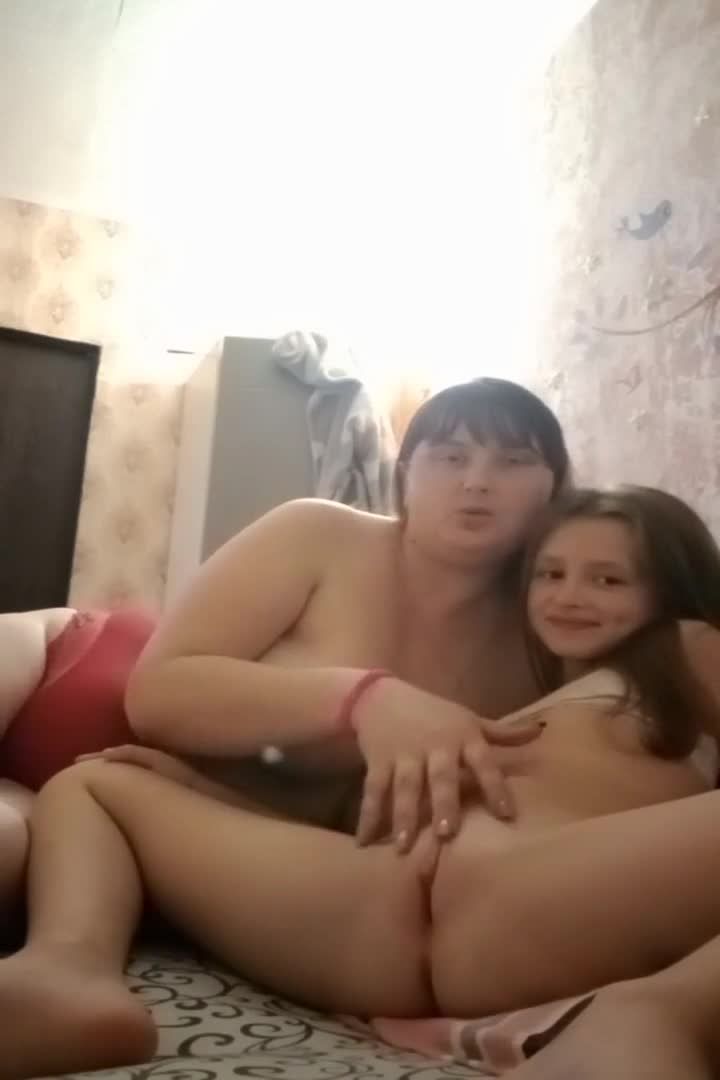 欧美超肥风骚母亲带领幼女一同出镜大尺度直播露出视频