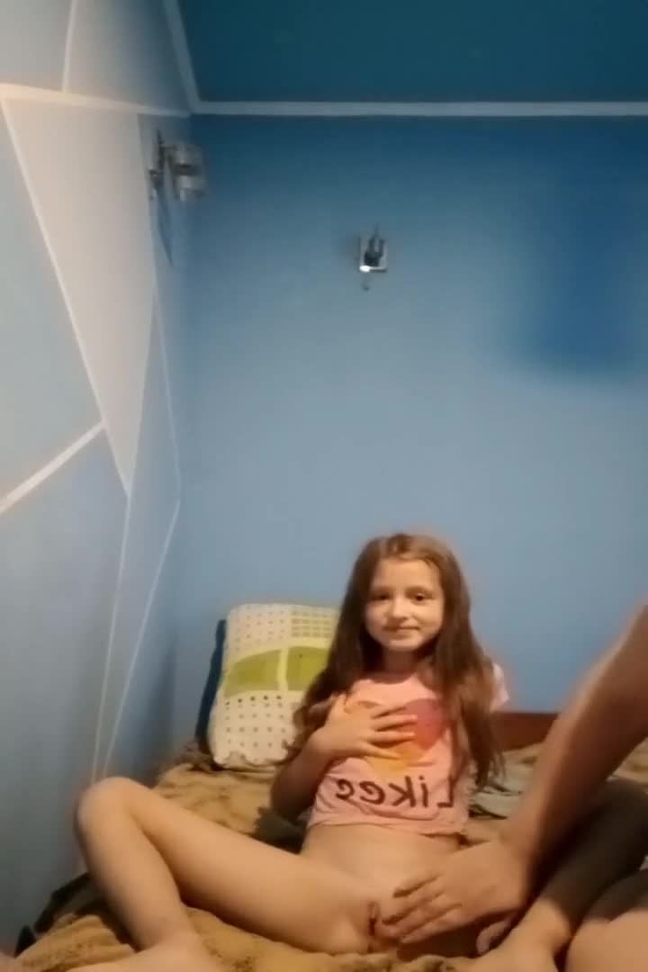 欧美膀大腰圆风骚的妈妈带着长得精致可爱的幼幼直播露出自慰视频