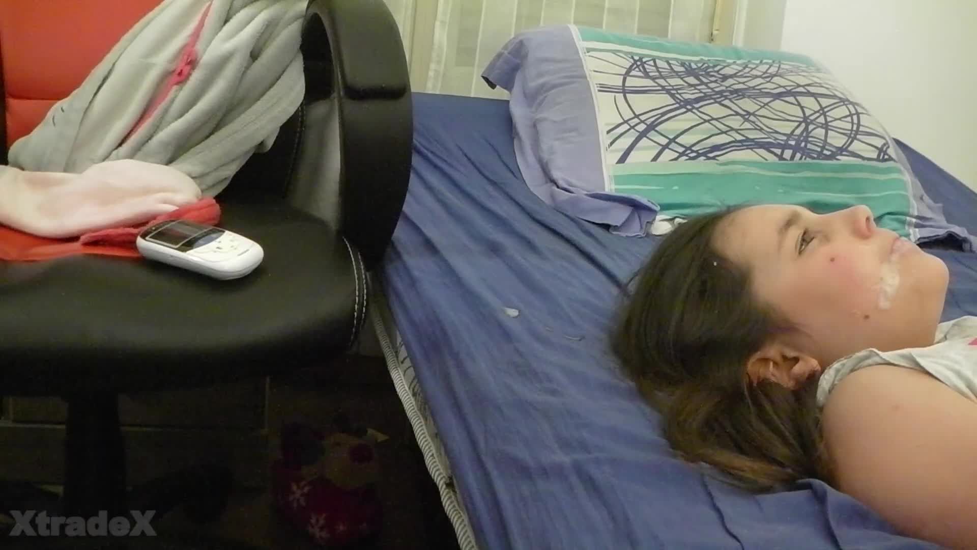 欧美禽兽老爹为了解性瘾乱伦幼女，女儿却无此配合视频