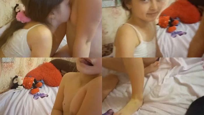 欧美大姨调教自己女儿和幼幼互舔对方私密处视频