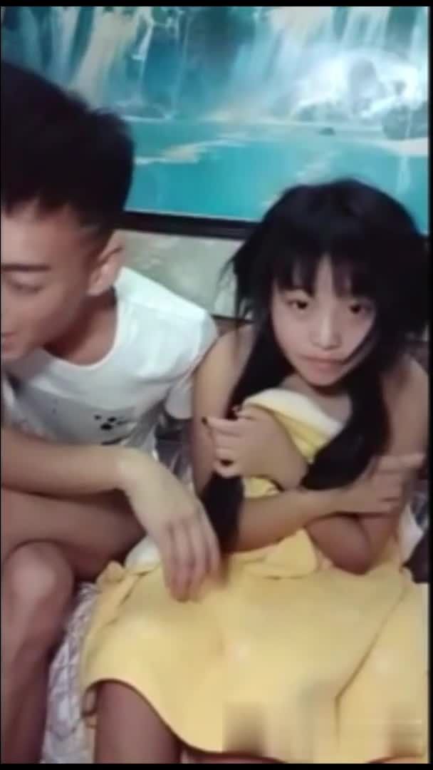 身材娇小乳房却发育的很好的初中生与表哥直播激情做爱视频