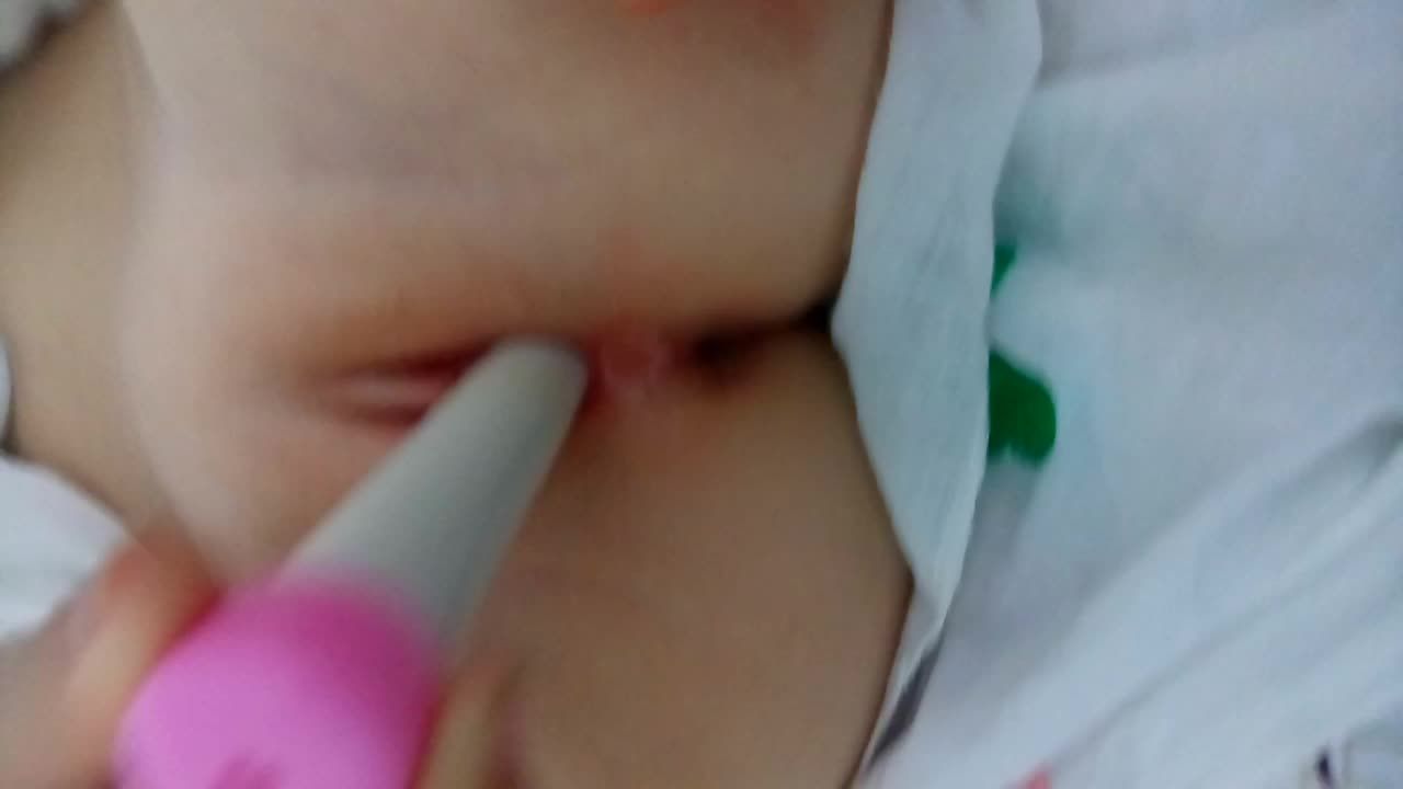 幼女被舅舅用胶状长管瓶子插入白虎蜜穴深处开发调教视频