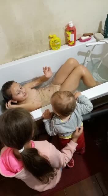 欧美邻居叔叔将小女孩一丝不挂泡澡的画面拍摄下来后上传到网上视频