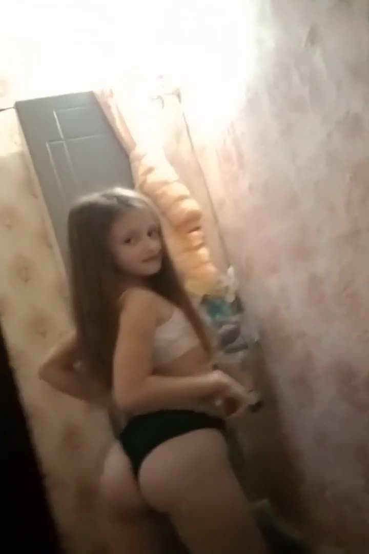 欧美被母亲调教到骚的一批的幼女在镜头搔首弄姿的挑逗诱惑视频