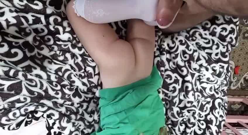 欧美肥胖且健硕的鬼父用幼幼纤细有光泽的小脚进行足交视频