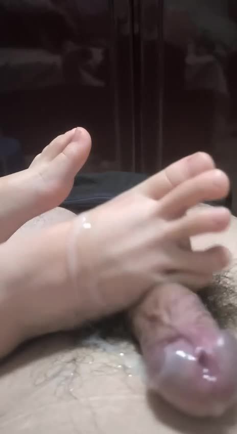 妻子不在家时极度恋足狂人父亲为了泄欲让幼女用娇小的脚帮自己视频