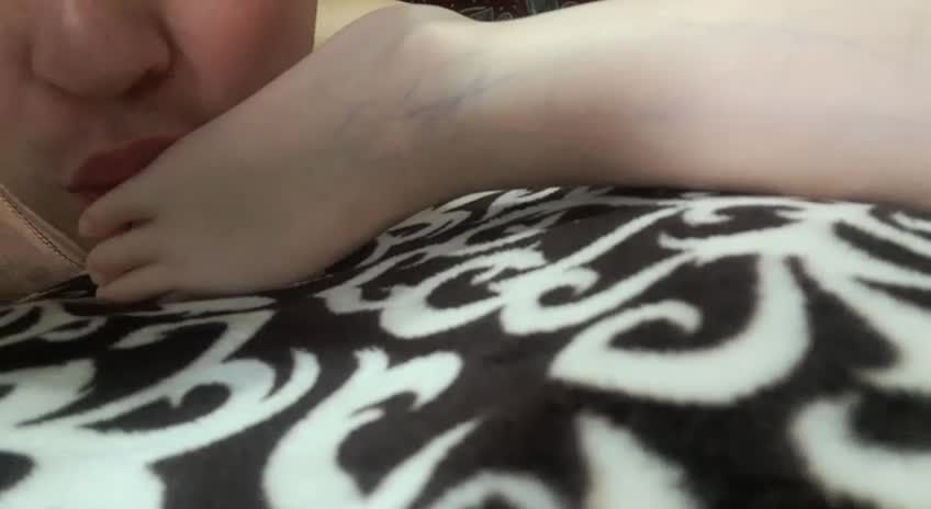 有着恋足8年的父亲津津有味的嗦舔幼幼小脚视频