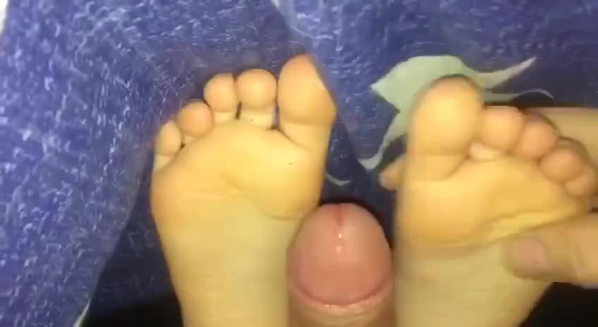 哥哥深夜钻入幼女的被窝里用大屌磨蹭她的脚底板足交视频