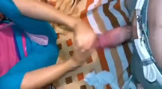 欧美舅舅掏出巨屌诱骗幼女是个好玩的玩具让其给自己足交视频